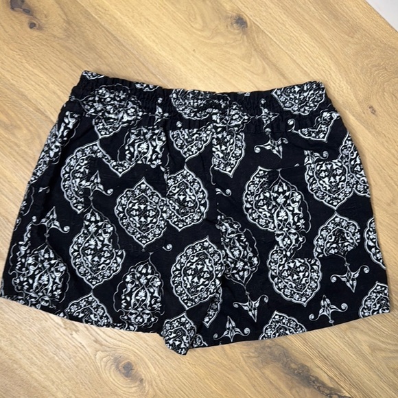 High Waist Black and White Patterned Shorts - Picture 3 of 4